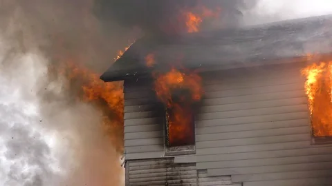 Old farm house on fire, E USA 動画素材 88868127