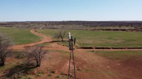 Old farm windmill in Texas Video stock 180190809