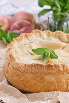 Old fashioned deep dish peach pie cooling on baking rack, vertical 스톡 사진