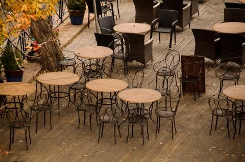 Old-fashioned empty outdoor cafe in European town Foto stock