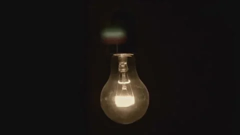 Old Fashioned Light Bulb Blinking On and Off in Dark Room Close Up Видео 334563227