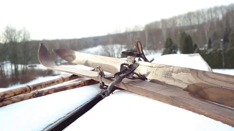 Old fashioned ski equipment on the bench. Vídeo Stock 71467912