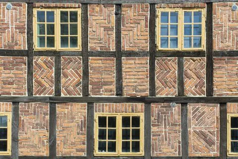 Old fashioned Timber Frame Facade with Classic Bricks pattern in Lund Foto stock