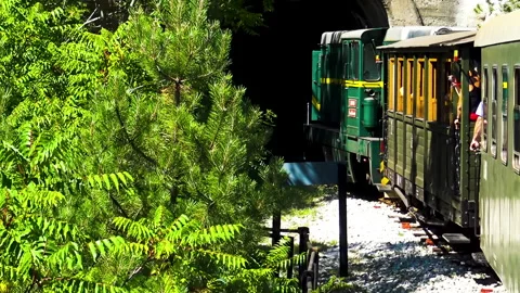 Old fashioned train with passengers entering into tunnel in Mokra Gora. Vidéo 162689571