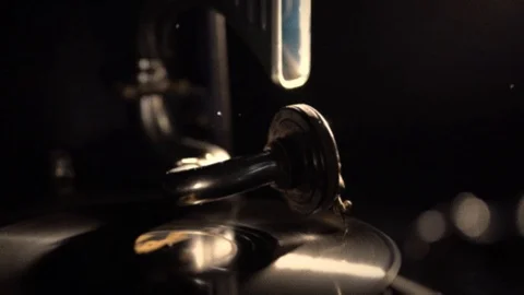 Old fashioned vinyl player. Vídeo Stock 125139673
