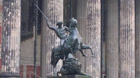 An old Figure in front of Altes Museum (Old Museum) 動画素材 77830140