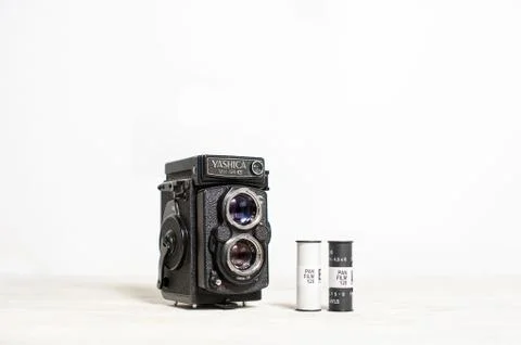 Old film camera medium format Yashia 124 mat and film Stock-Fotos