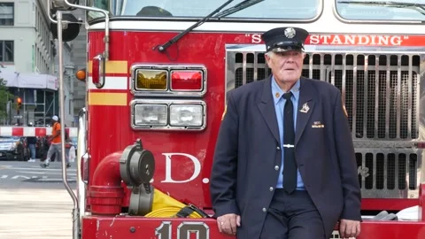 Old firefighter and fire truck, Patriot Day. FDNY firemen by firetruck. New York 库存影片 322146789