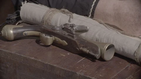 Old flintlock with a map 스톡 동영상 326066318