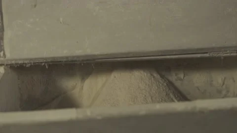 Old flour grinding machine Video stock 210227164