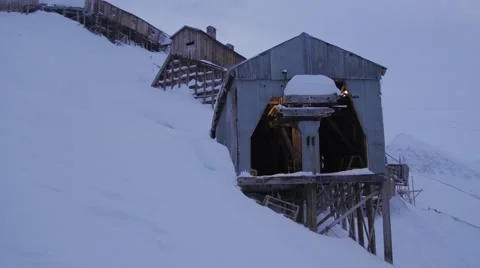 Old forgotten mine in svalbard Video stock 48637695