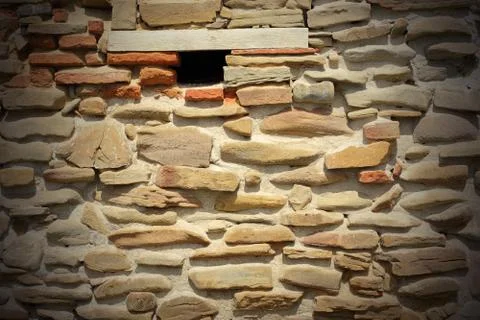 Old fortress wall real texture, stone material and window for rifles Foto stock