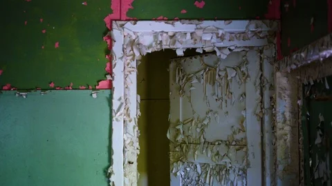 Old frame of a door inside a abandoned house Stock-Footage 94434110