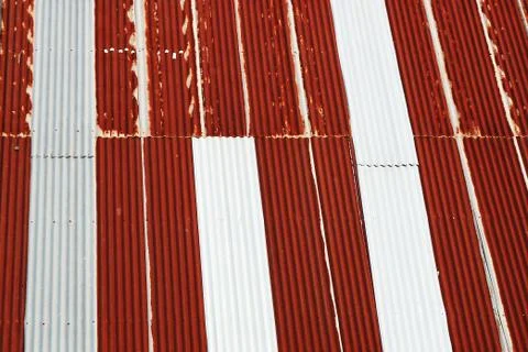 The old galvanized roofs that were thin, rusted, were red, alternating with gray Photos