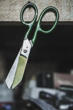 Old garden scissors hanging on a nail hit into wooden construction Foto stock