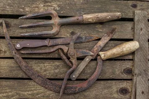 Old gardening tool on a rustic table Foto stock