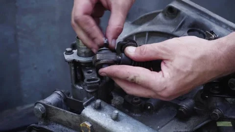 Old gear shift box from a front-wheel drive car Vídeo Stock 336733411