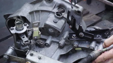 Old gear shift box from a front-wheel drive car Vídeo Stock 336733638