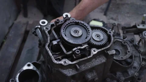 Old gear shift box from a front-wheel drive car Vídeos de archivo 336733821