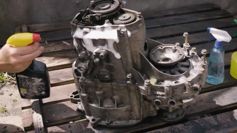 Old gear shift box for front-wheel drive car cleaning Vidéo 337661530