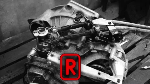Old gear shift box for a front-wheel drive car example Vídeo Stock 337666133