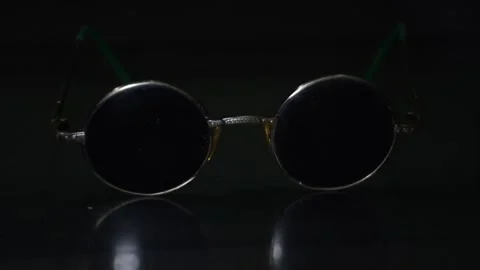 Old Glasses Lit from Top Vidéo 153824662