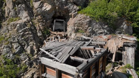 Old Gold Mine on Mountain Side Alaska Stockbeeldmateriaal 105071544