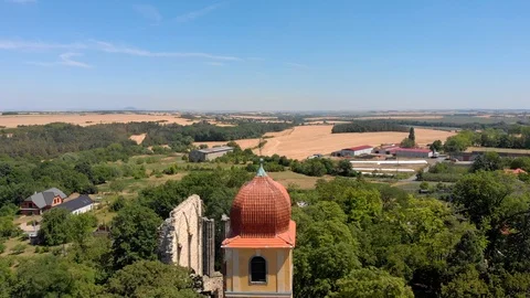 Old gothic cathedral. czech castles video from the drone. Vídeos de archivo 112987090