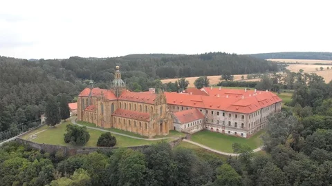 Old gothic cathedral. czech castles video from the drone. Vídeos de archivo 113542904