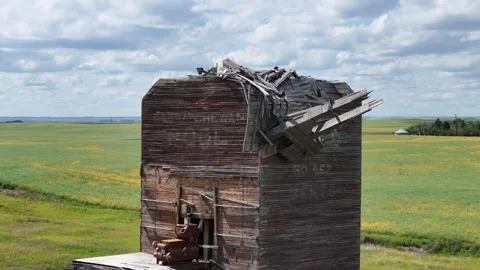 Old grain elevator on the Canadian prairies 库存影片 313810582