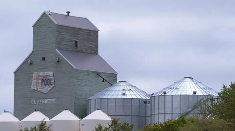 Old grain elevator with new modern storage container beside it. Video stock 67610065