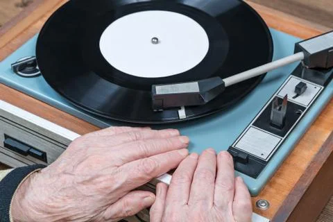 Old gramophone and hands elderly woman Foto stock