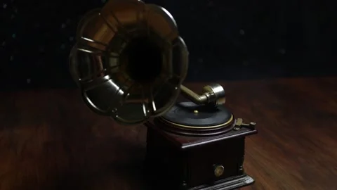 Old gramophone on a dark background 스톡 동영상 139173326