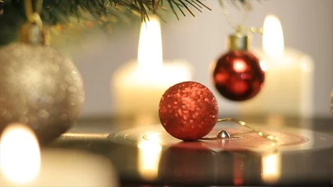 An old gramophone playing under a decorated Christmas tree Video stock 95411056