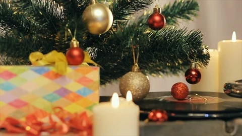 An old gramophone playing under a decorated Christmas tree Vidéo 95467079