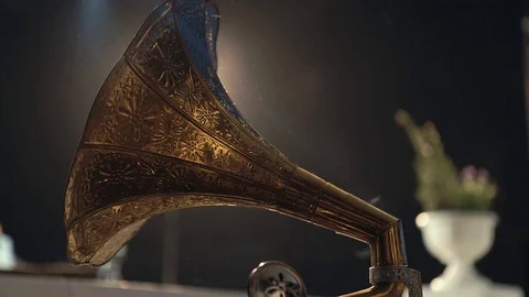 Old gramophone playing vinyl disc closeup Video stock 74063620