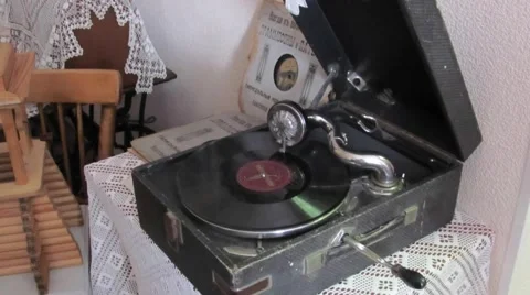  	Old gramophone with a vinyl record Stock Footage 58908627