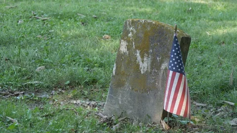 Old grave with flag - close-up 4K 動画素材 95793596