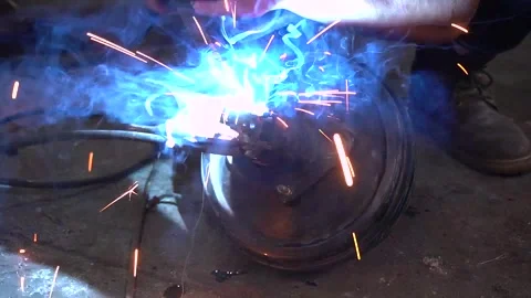 Old gray car after a road accident, performs welding work Vídeo Stock 297687407