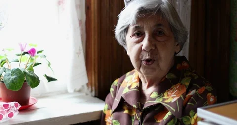 An old gray-haired woman is talking. Vídeo Stock 109508148