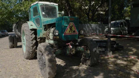 Old green tractor with a trailer. Stockbeeldmateriaal 115810698