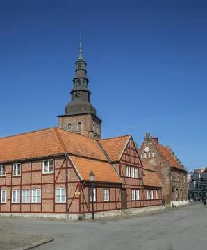 Old half-timbered building from the 18th century with St. Mary's Church from the Fotos de archivo