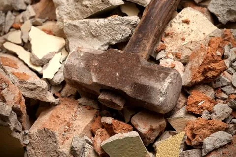 Old hammer closeup on broken brick wall Foto stock