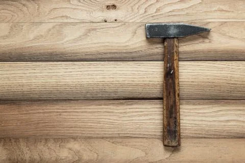 Old hammer on the table Foto stock