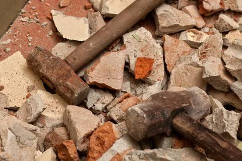 Old hammers on broken brick wall Foto stock