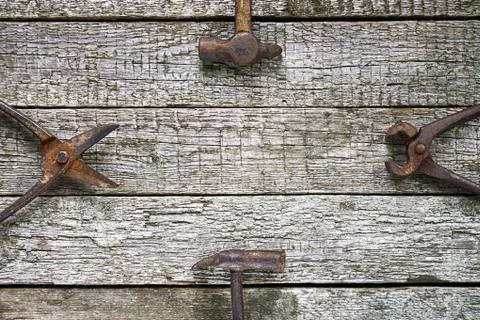 Old hand working tools on the rough wooden boards. Copy space. Flat lay. Foto stock