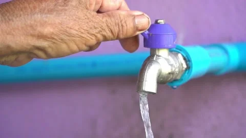 Old hands open the faucet. Видео 158532572