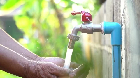 Old hands open the faucet. Video stock 158532687