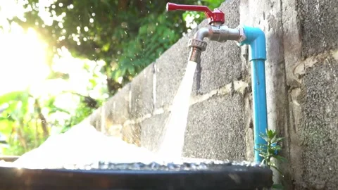 Old hands open the faucet. Видео 158532735
