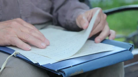 An old  hands scrolls the pages Vídeo Stock 32846650